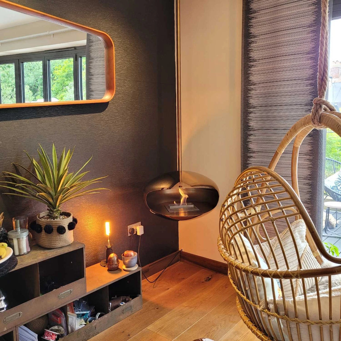 Cocoon Aeris - Polished Steel with Steel Pole